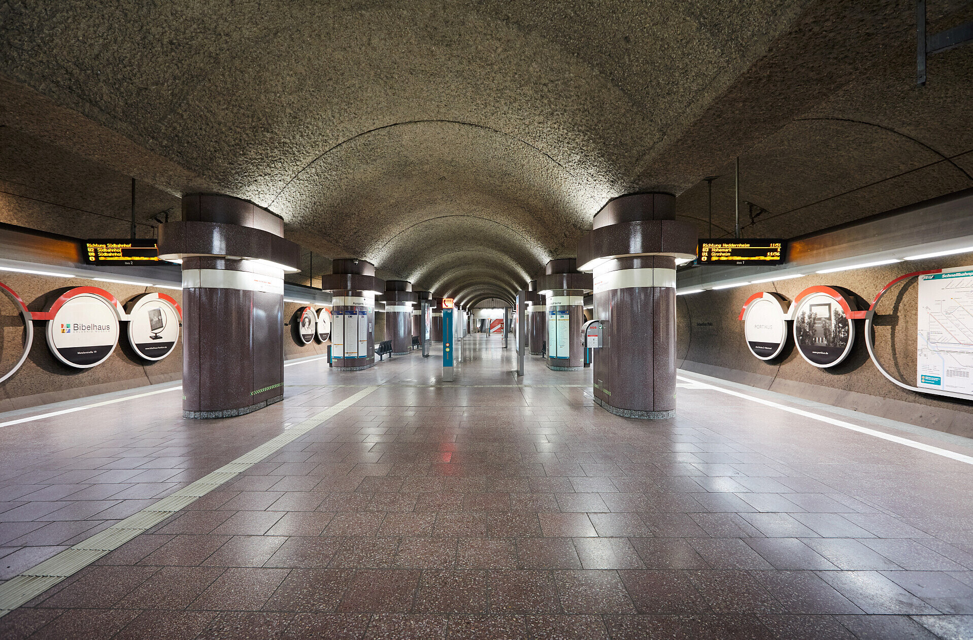 Das Bild zeigt die Station Schweizer Platz.