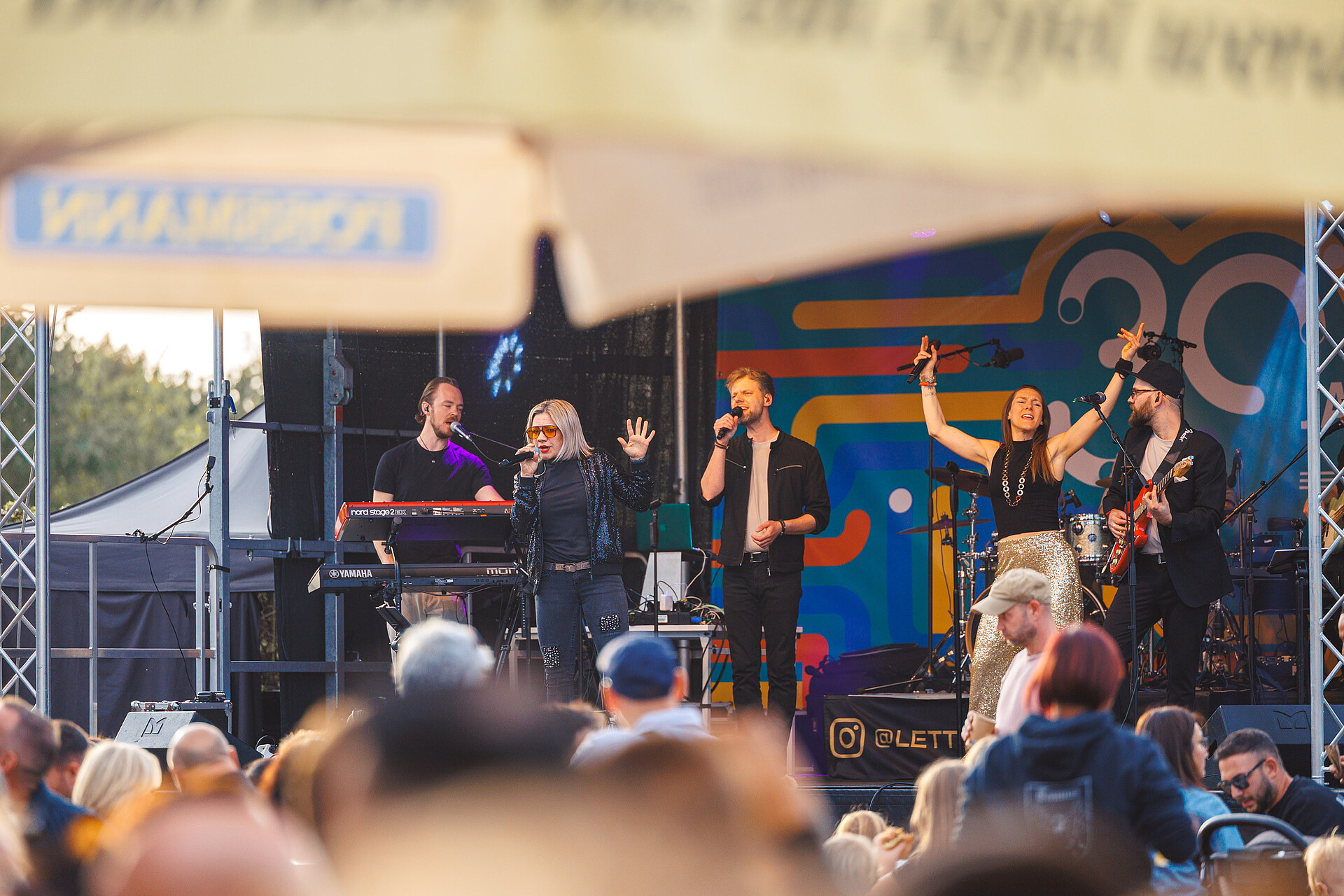 eine Band performt auf der Bühne bei der 30 Jahre VGF-Feier