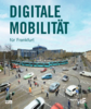 Belebte Verkehrskreuzung in Frankfurt mit Bahn und Autos