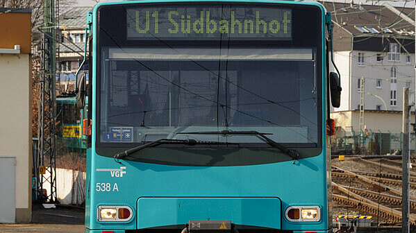 VGF-Stadtbahn U4 Vorderseite mit der Aufschrift Südbahnhof