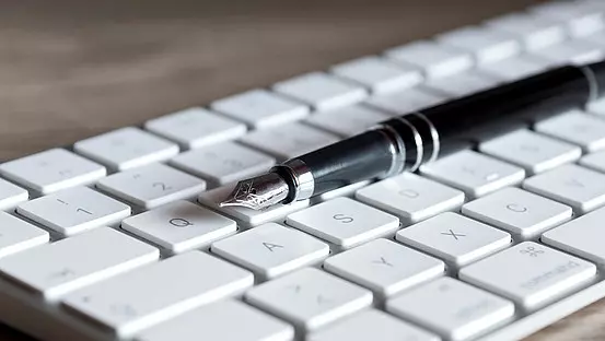 Tastatur mit einem Füller darauf