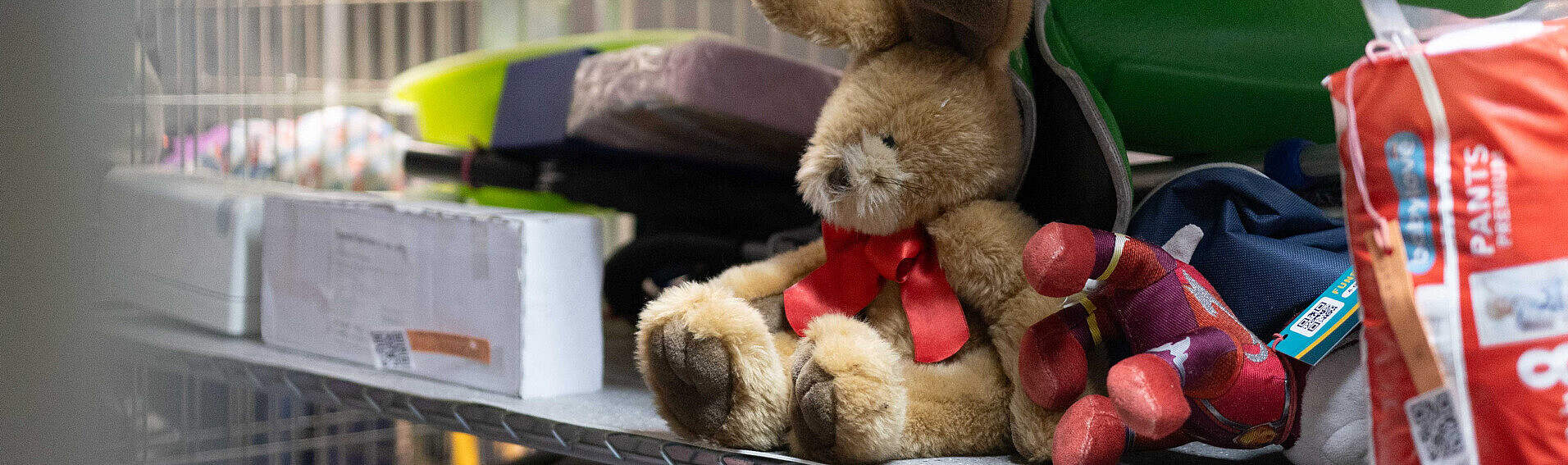 VGF-Fundbüro Das Bild zeigt ein Regal mit Fundsachen im Fundbüro der VGF.