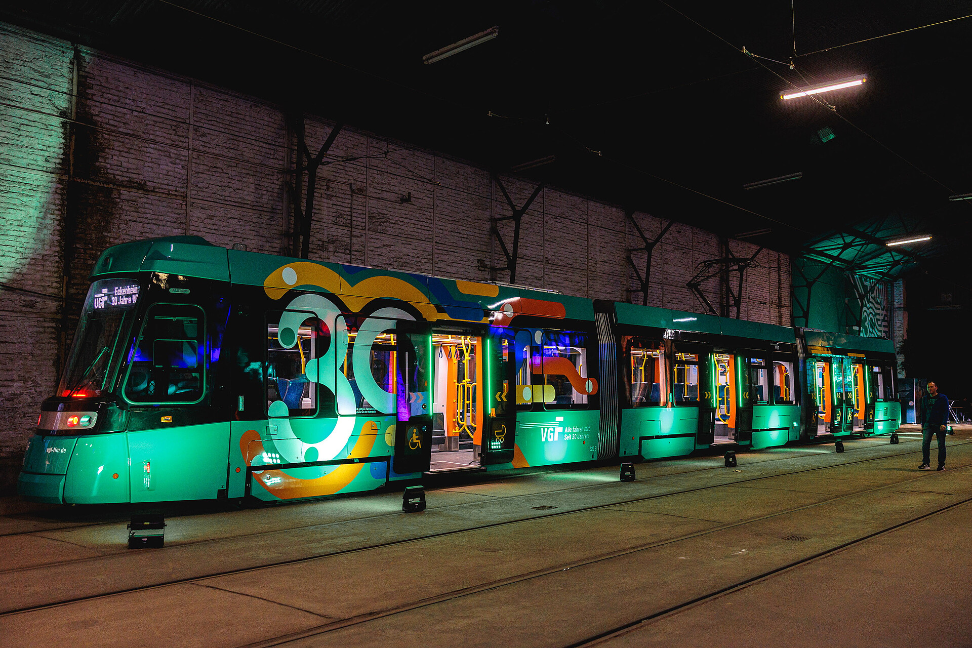 Die Jubiläumsbahn zur 30 Jahre VGF-Feier im Scheinwerferlicht