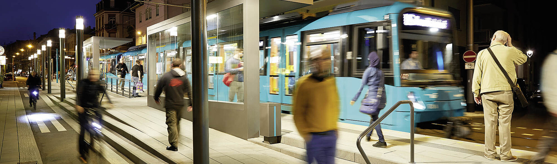VGF-U-Bahn bei Nacht umgeben von Menschen, die auf die Bahn warten