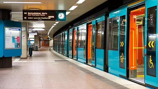 Hauptbahnhof U-Bahn mit offenen Türen in Richtung Bockenheimer Warte