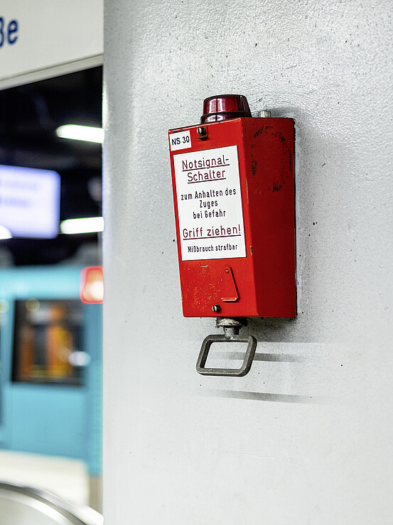 Das Bild zeigt einen Notsignalschalter in einer Station