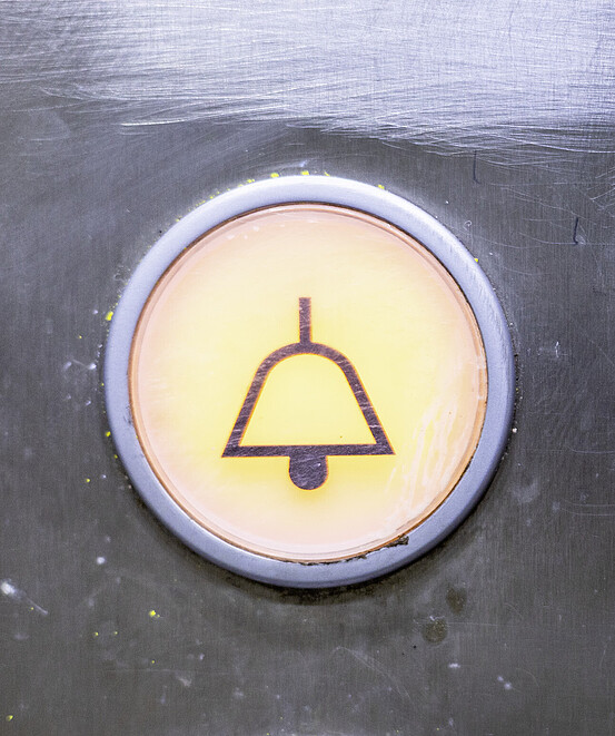 Das Bild zeigt den Notrufknopf in Aufzügen