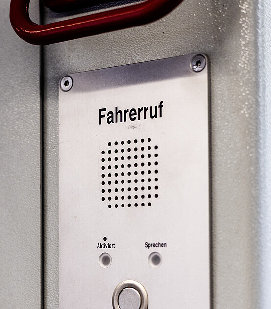 Das Bild zeigt den Fahrerruf in einem Fahrzeug.
