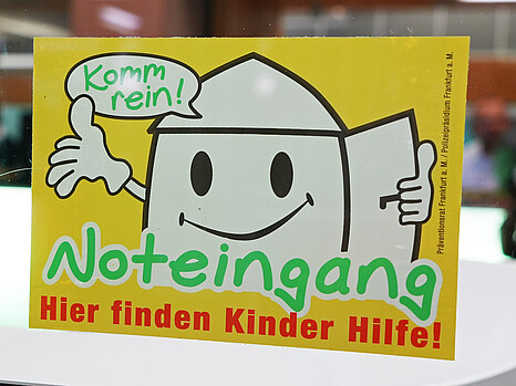 Das Bild zeigt den Aufkleber für den Kindernoteingang