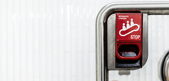 Das Bild zeigt der Schalter Nothalt an Fahrtreppen