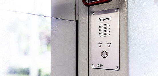 Das Bild zeigt den Fahrernotruf in einem Fahrzeug.