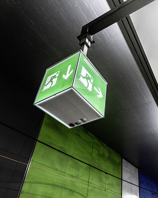 Das Bild zeigt eine Rettungszeichenleuchte in einer Station