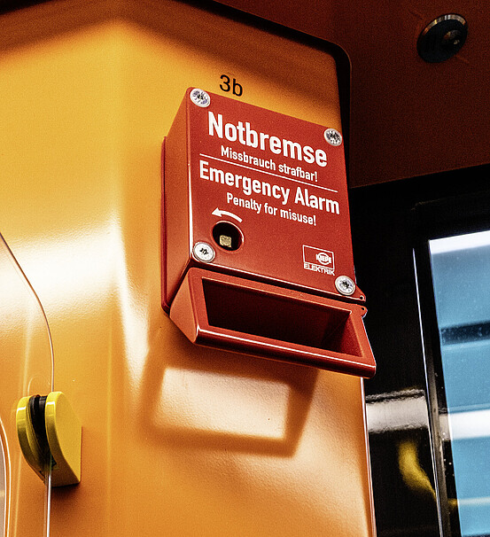 Das Bild zeigt eine Notbremse in einem Fahrzeug.