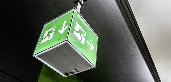 Das Bild zeigt eine Rettungszeichenleuchte in einer Station