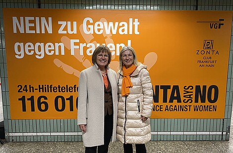 VGF Geschäftsführerin und Arbeitsdirektorin Kerstin Jerchel mit ZONTA Frankfurt am Main Präsidentin Luise Gerischer