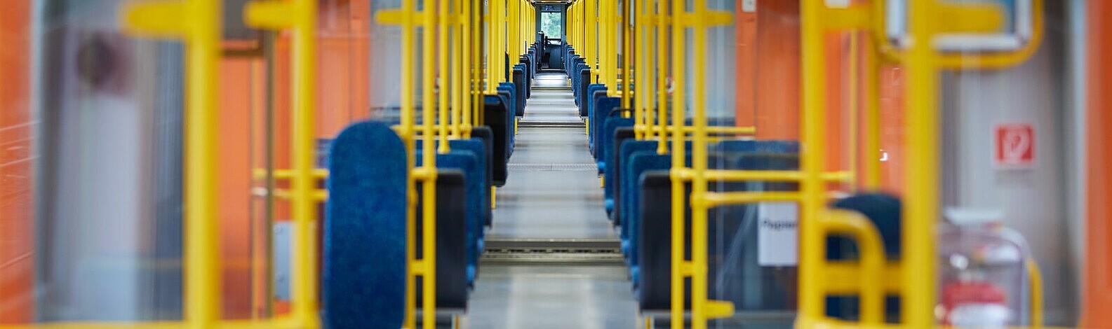 Das Bild zeigt den Innenraum einer U-Bahn des Wagentyps U5.