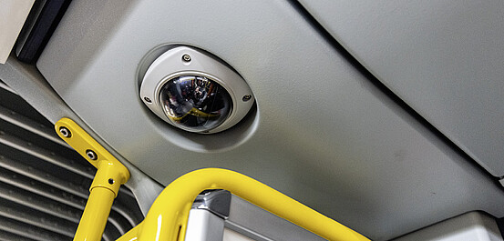 Das Bild zeigt eine Fahrzeugkamera.