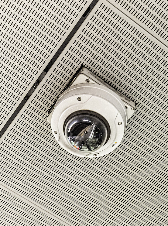 Das Bild zeigt eine Videokamera an der Decke in einer Stationen