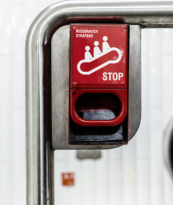 Das Bild zeigt der Schalter für den Nothalt an Fahrtreppen