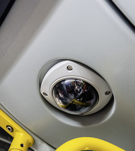 Das Bild zeigt eine Fahrzeugkamera in einem Fahrzeug.