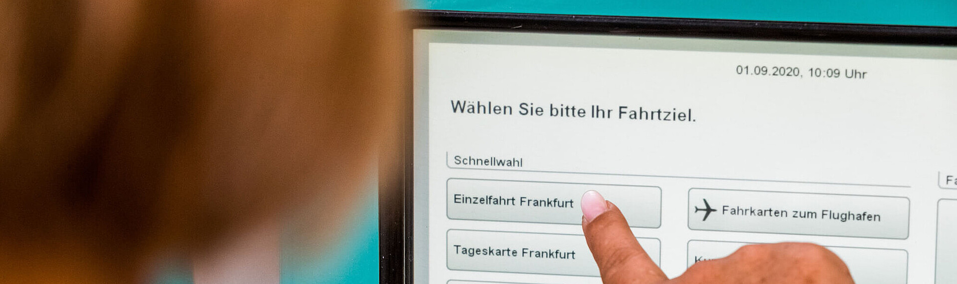 Einzelfahrkarte Headerbild Das Bild zeigt eine Frau beim Kauf einer Einzelfahrkarte am VGF-Fahrkartenautomaten.