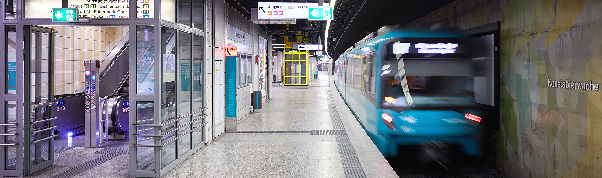 Das Bild zeigt eine einfahrende U-Bahn und den Bahnsteig in der unterirdischen Station Konstablerwache.