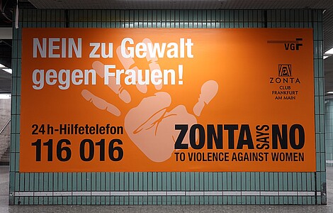 Orangene Wand zum Orange Day mit dem Text Nein zu Gewalt gegen Frauen und der Nummer des Hilfetelefons 116016