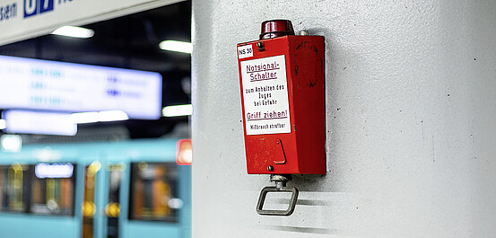 Das Bild zeigt einen Notsignalschalter in einer Station