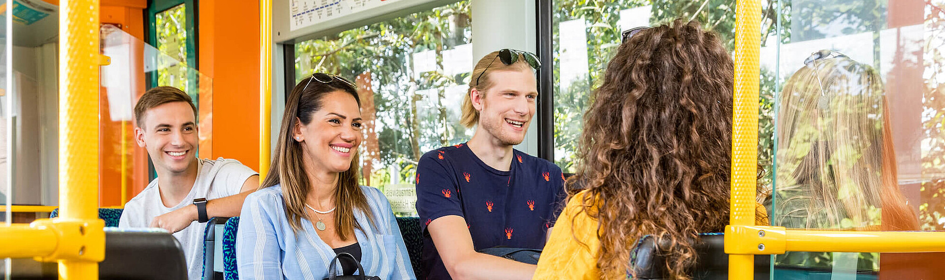 Tageskarte Headerbild Gruppenausflug mit der Gruppentageskarte in einer Bahn der VGF.